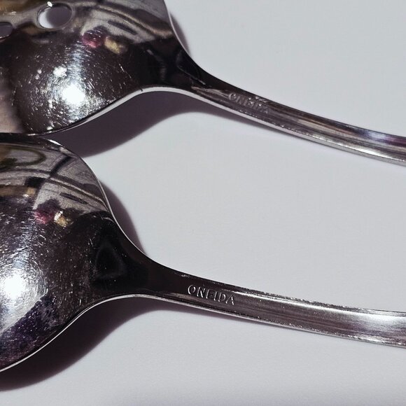 2 Oneida Distinction Serving Spoons 8" pierced stainless glossy 2000s vtg minima - Picture 8 of 9